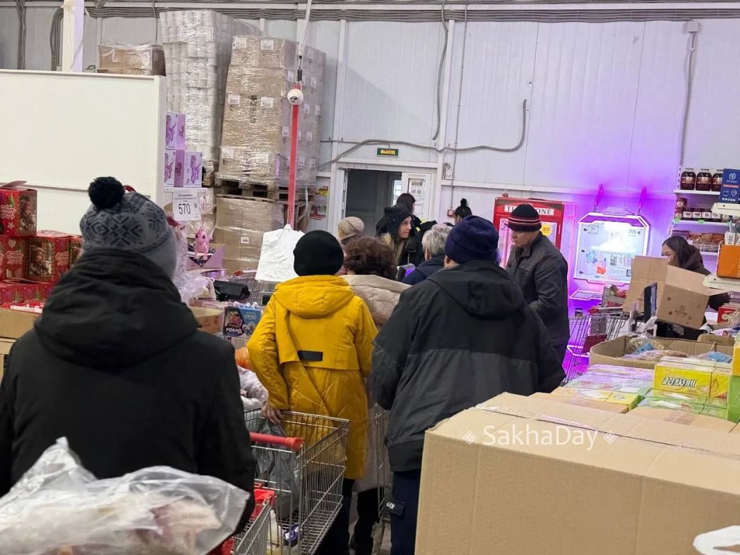 #пишут Предусмотрительные граждане уже вовсю скупают новогодние сладкие подарки в одном из магазинов Якутска #пишут Предусмотрительные граждане уже вовсю скупают новогодние сладкие подарки в одном из магазинов Якутска