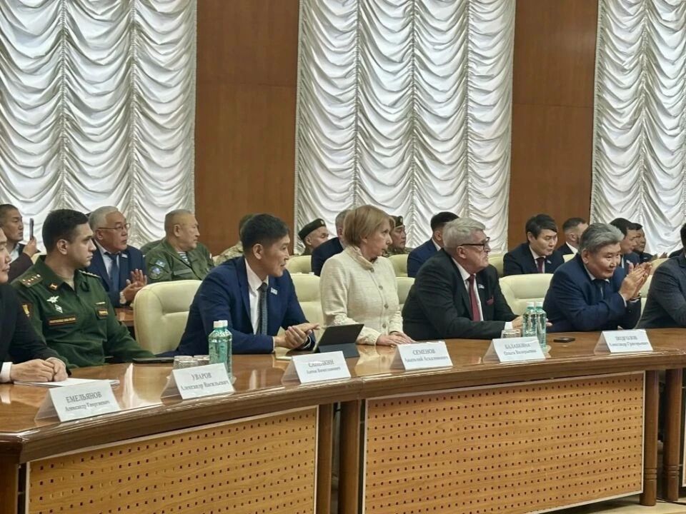 Герою России Александру Находкину вручили копию именного алмаза и сертификат на 1,5 млн рублей Герою России Александру Находкину вручили копию именного алмаза и сертификат на 1,5 млн рублей