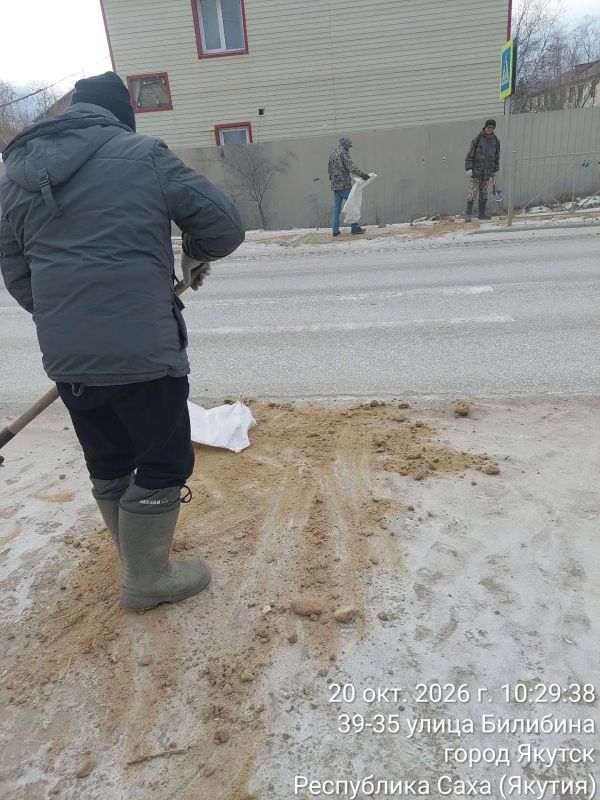 Дворники проводят работу по предотвращению гололеда в Сайсарском округе Дворники проводят работу по предотвращению гололеда в Сайсарском округе