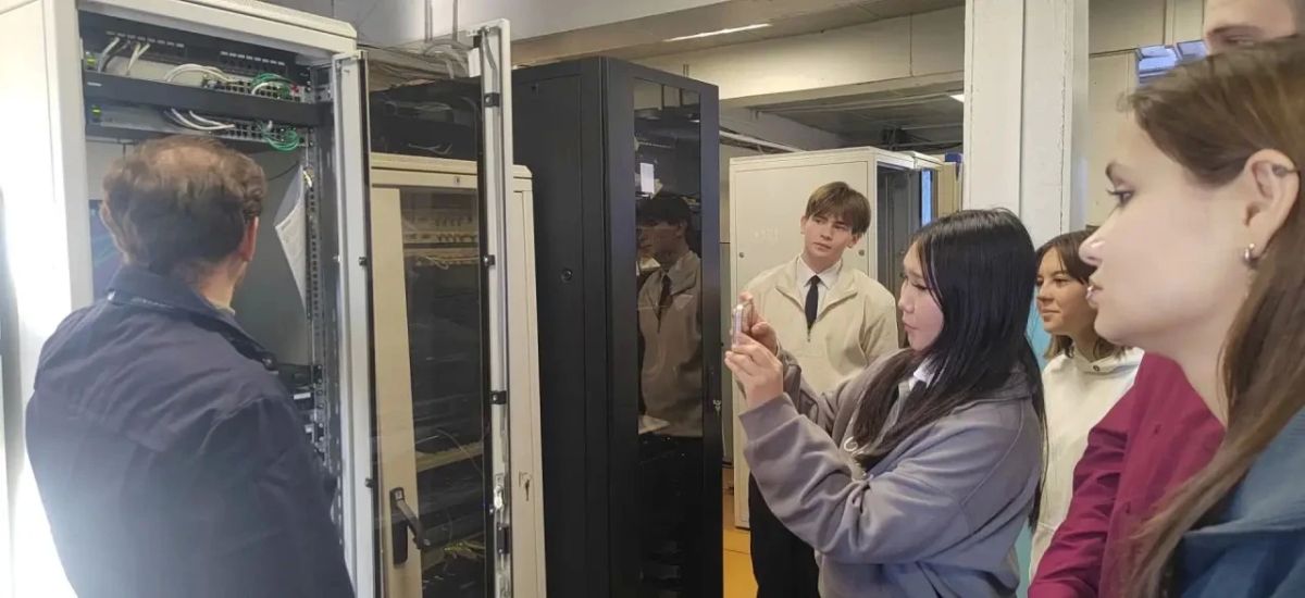 Школьники Зырянки познакомились с профессиями в сфере авиации Школьники Зырянки познакомились с профессиями в сфере авиации