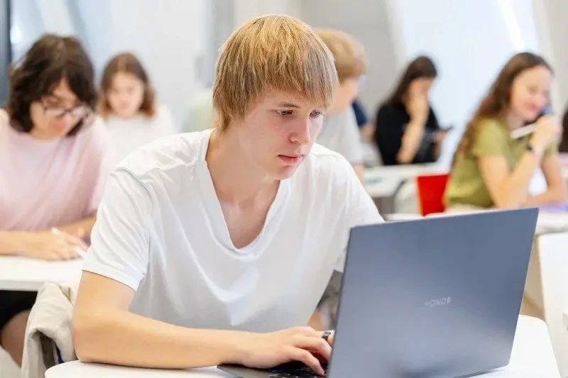 Учащихся 11-х классов приглашают на Январскую научную школу по математике и программированию в ОЦ «Сириус»!