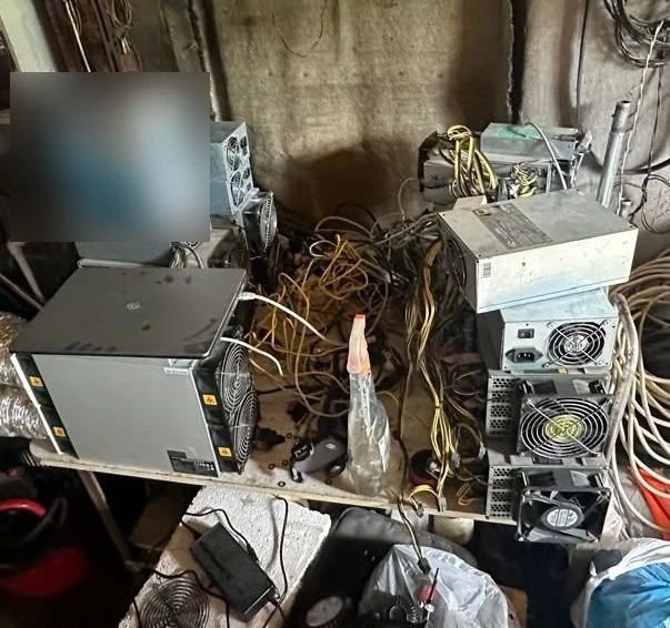 Полиция Якутска выявила подпольную майнинг-ферму, подключённую к электросети в обход приборов учёта