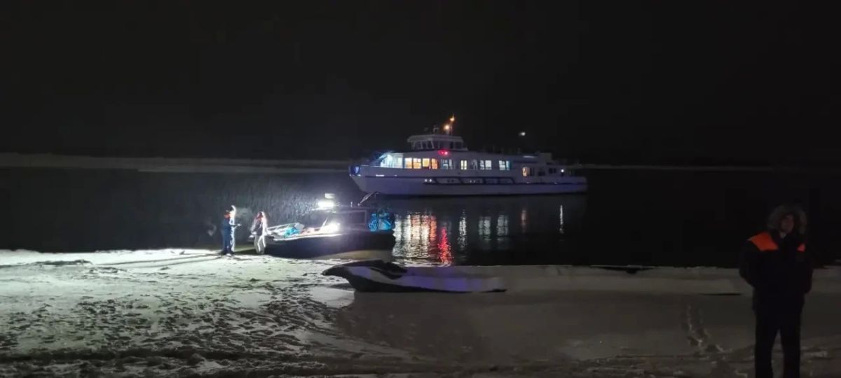128 пассажиров севшего на мель теплохода доставлены на берег