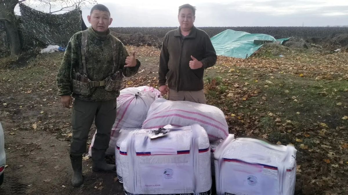 Механики ремонтно-восстановительной группы опорного пункта Якутии в зоне спецоперации продолжают без выходных дней восстанавливать боеготовность военной и специальной техники Механики ремонтно-восстановительной группы опорного пункта Якутии в зоне спецоперации продолжают без выходных дней восстанавливать боеготовность военной и специальной техники