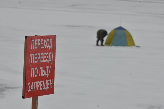 Дети катаются на коньках по неокрепшему льду в Якутске