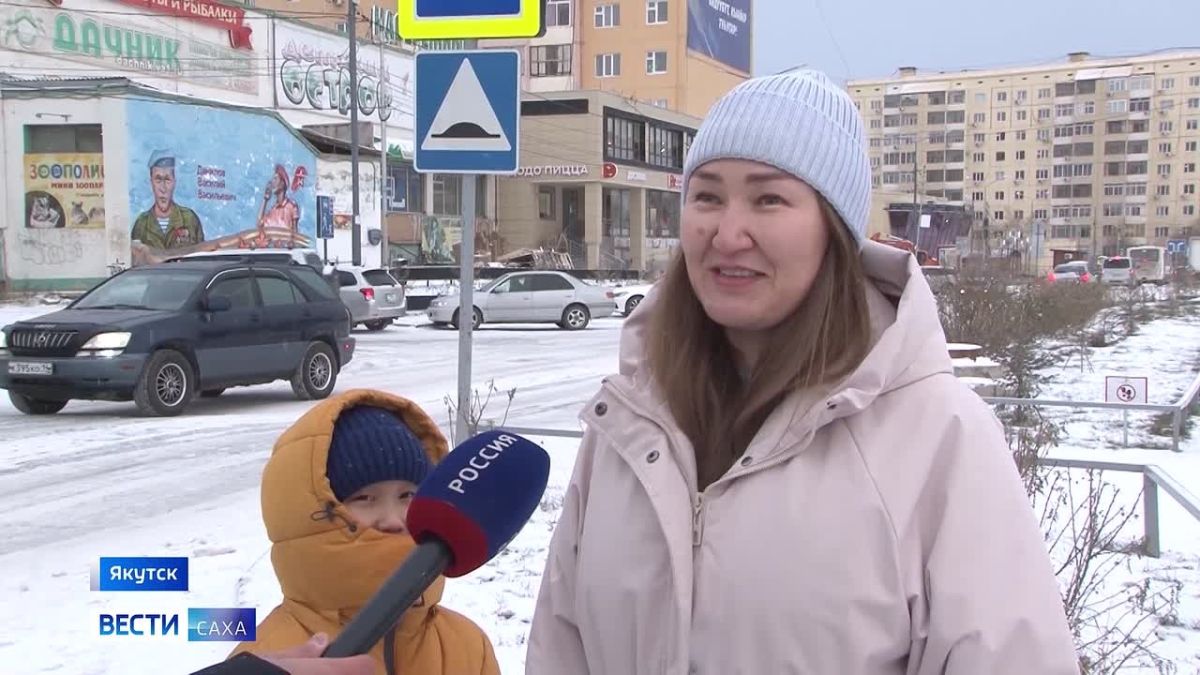 Обильный снегопад и гололёд парализовали движение на улицах Якутска и едва не сорвали экстренную госпитализацию ребёнка