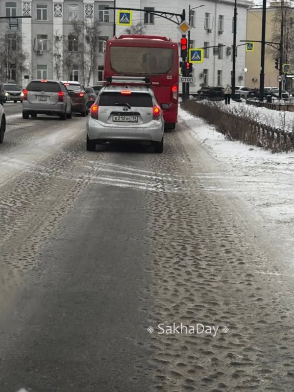 #предупреждают Весь город в этих пупырышках, даже проспект, страшный гололед, ни одной дорожной машины не встречено