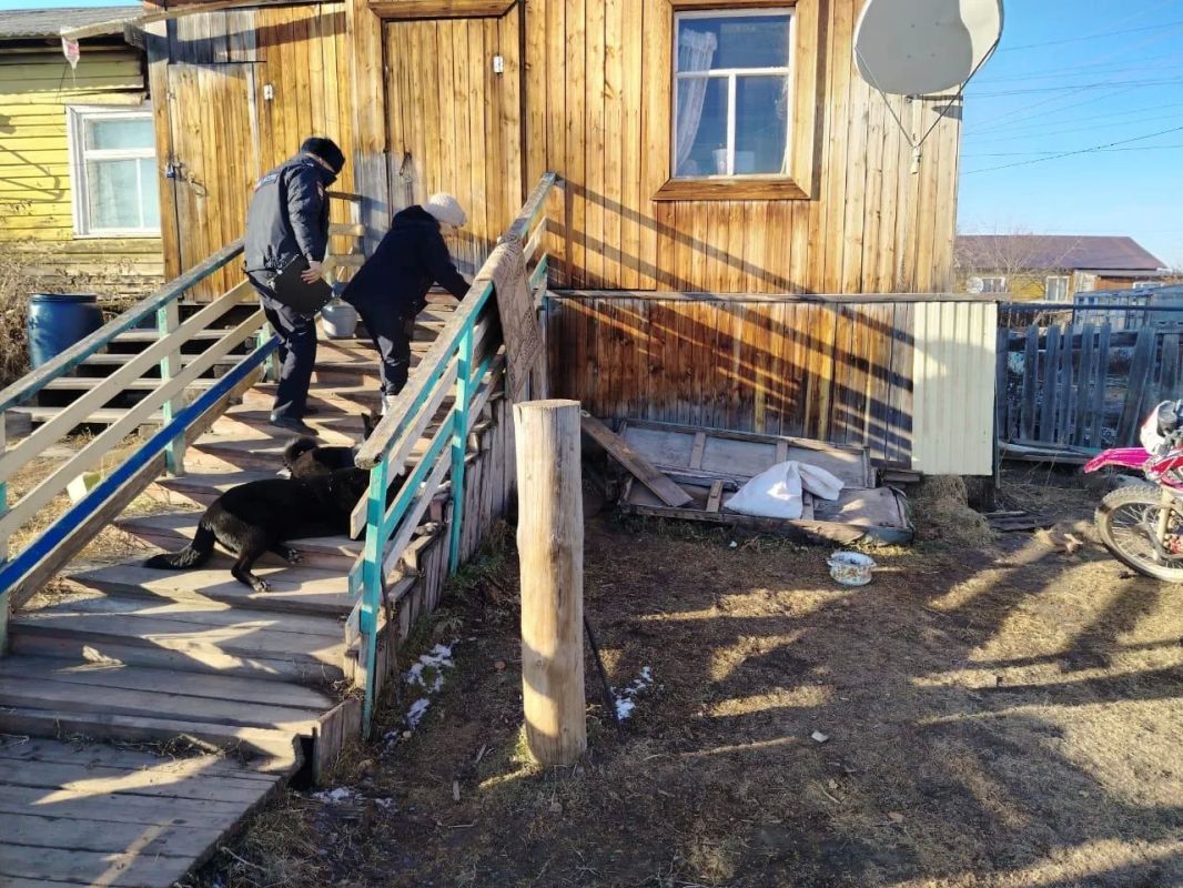Старший государственный инспектор территориального подразделения Управления ветеринарии Республики Саха (Якутия) по Олекминскому району А. Г. Тумусов совместно с участковым уполномоченным полиции, специалистом Управления... Старший государственный инспектор территориального подразделения Управления ветеринарии Республики Саха (Якутия) по Олекминскому району А. Г. Тумусов совместно с участковым уполномоченным полиции, специалистом Управления...