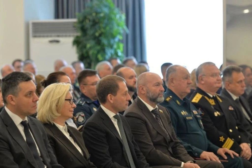 Владимир Леонов на Всероссийском совещании к 95-летию Авиалесоохраны Владимир Леонов на Всероссийском совещании к 95-летию Авиалесоохраны