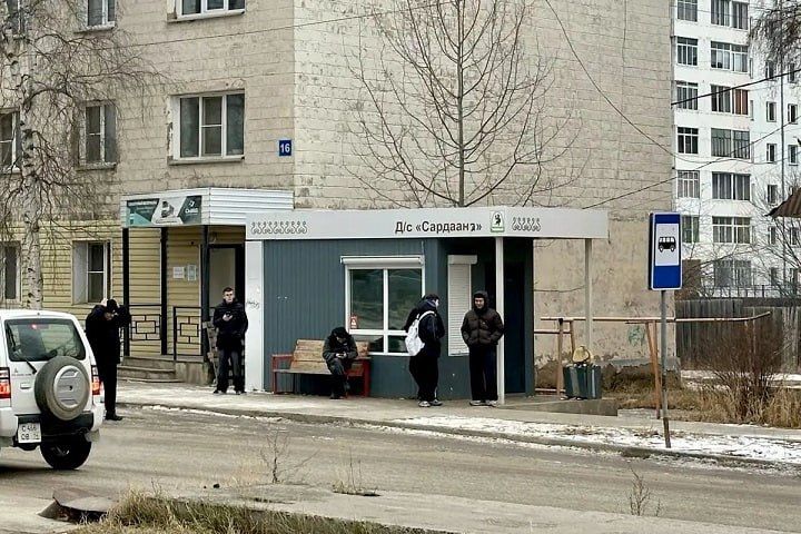 В Ленске из-за вандализма закрыли теплую остановку на улице Орджоникидзе В Ленске из-за вандализма закрыли теплую остановку на улице Орджоникидзе