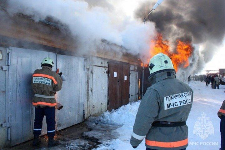 Пожар повредил гаражи и автомобиль в Якутске