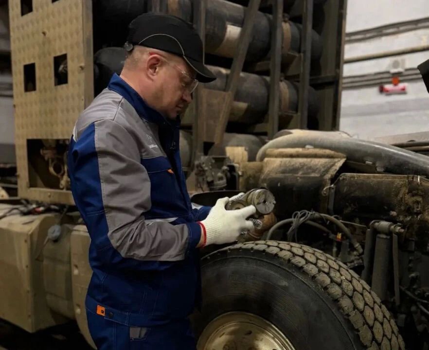 На Севере один в поле не воин: кто готовит автомобили к рейсу?