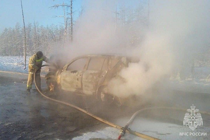 В Удачном ночью сгорел автомобиль «Тойота-Дюна»