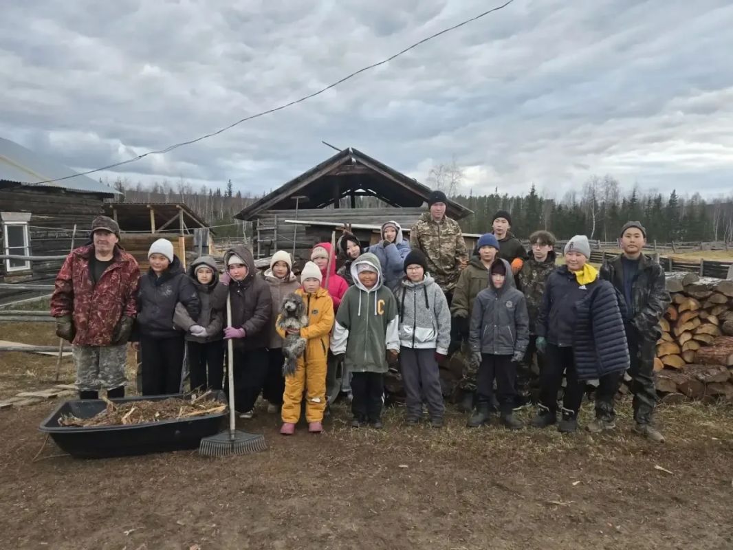 #СВОихнебросаем. Школьники из села Натора помогли родителям участника СВО с заготовкой дров на зимний период