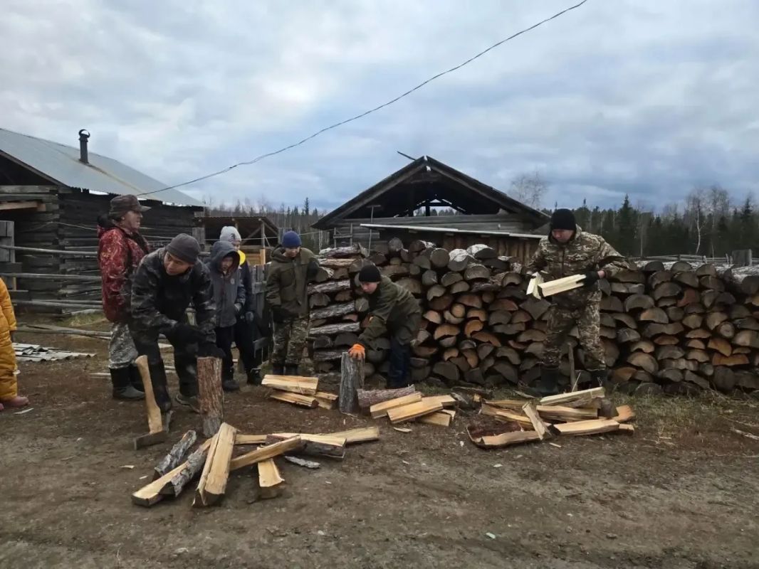 #СВОихнебросаем. Школьники из села Натора помогли родителям участника СВО с заготовкой дров на зимний период #СВОихнебросаем. Школьники из села Натора помогли родителям участника СВО с заготовкой дров на зимний период