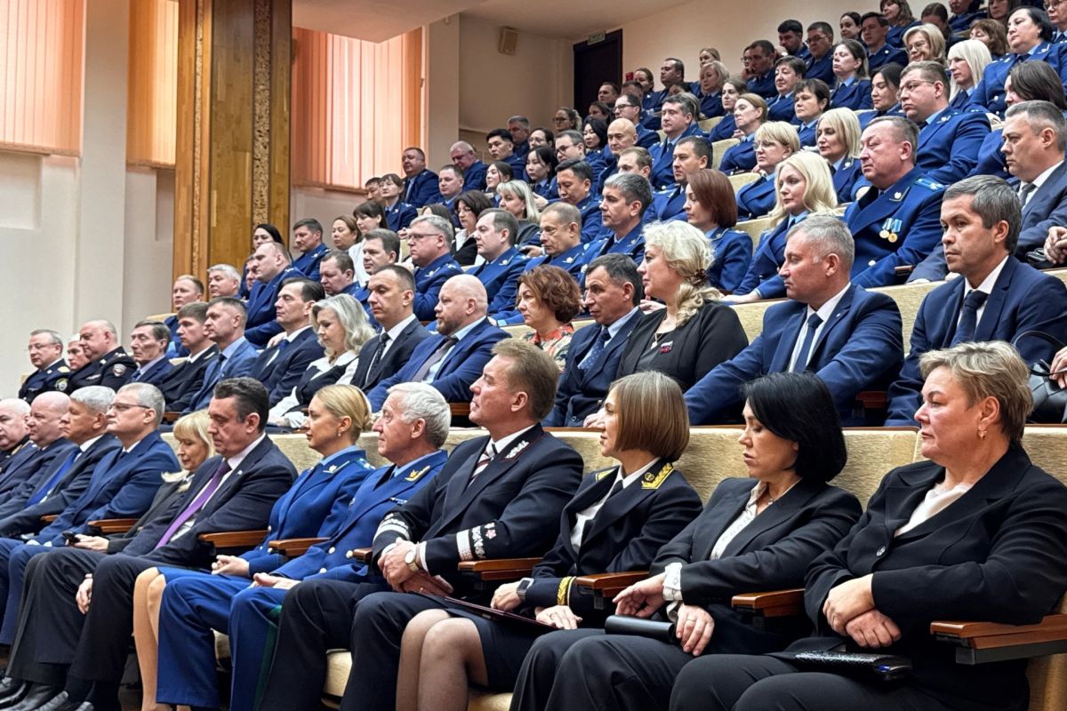 Заместитель Генерального прокурора России Сергей Зайцев представил Восточно-Сибирского транспортного и Байкальского межрегионального природоохранного прокуроров Заместитель Генерального прокурора России Сергей Зайцев представил Восточно-Сибирского транспортного и Байкальского межрегионального природоохранного прокуроров