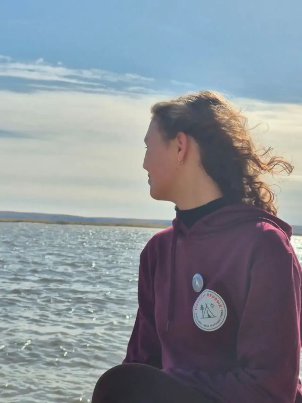 В Якутии школьники 11–17 лет превращают историю родного края в живое приключение: они создают маршруты памяти по памятникам, устанавливают QRкоды и отправляются в настоящие экспедиции, чтобы узнавать прошлое из первых уст и... В Якутии школьники 11–17 лет превращают историю родного края в живое приключение: они создают маршруты памяти по памятникам, устанавливают QRкоды и отправляются в настоящие экспедиции, чтобы узнавать прошлое из первых уст и...