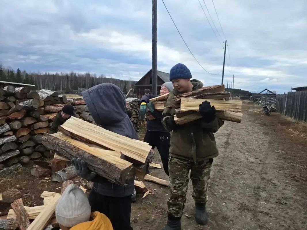 #СВОихнебросаем. Школьники из села Натора помогли родителям участника СВО с заготовкой дров на зимний период #СВОихнебросаем. Школьники из села Натора помогли родителям участника СВО с заготовкой дров на зимний период