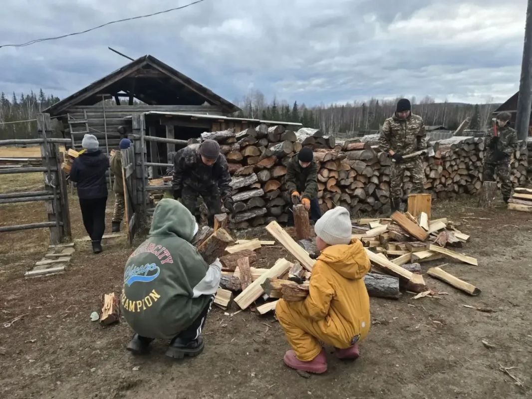 #СВОихнебросаем. Школьники из села Натора помогли родителям участника СВО с заготовкой дров на зимний период #СВОихнебросаем. Школьники из села Натора помогли родителям участника СВО с заготовкой дров на зимний период