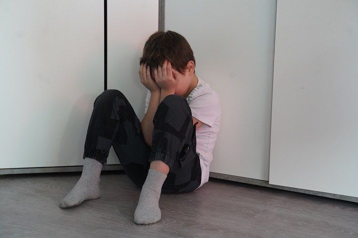 Школа и родители подростка заплатят за сломанный нос ребенка