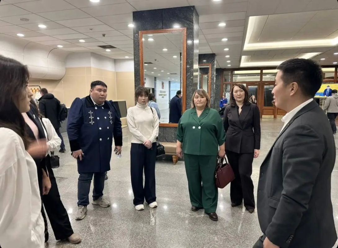 Избранный осенью депутатом Госдумы по одномандатному округу Петр Шамаев уже водит по зданию парламента на Охотному ряду экскурсии для якутян Избранный осенью депутатом Госдумы по одномандатному округу Петр Шамаев уже водит по зданию парламента на Охотному ряду экскурсии для якутян