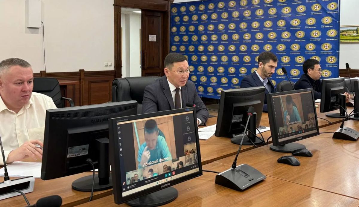 Провел совещание с директорами филиалов