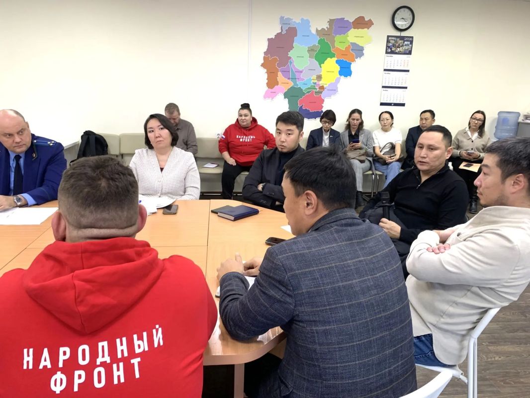 На площадке Общественной палаты РС(Я) идет совещание, посвященное ситуации с СОШ №1 г. Якутска