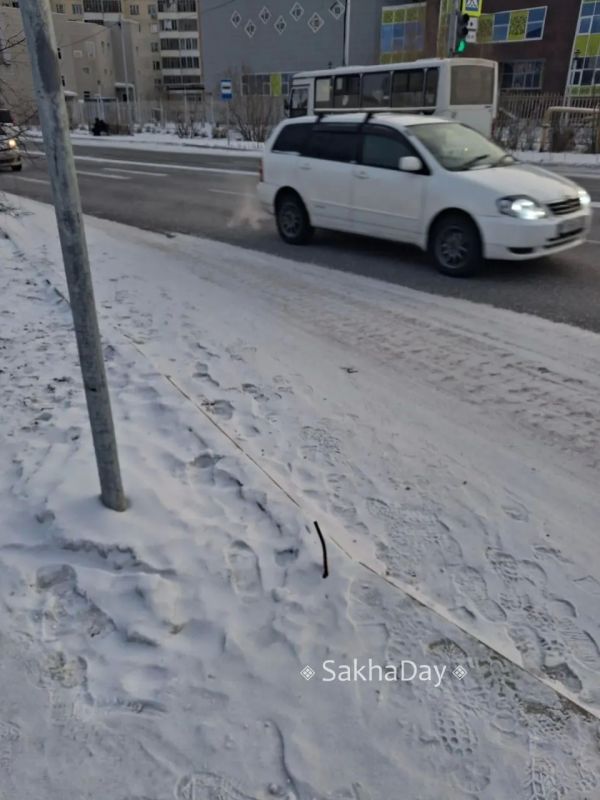 #предупреждают По Ойунского торчат эти штыри после ремонта, не дай бог, ктото убьется об них этой зимой