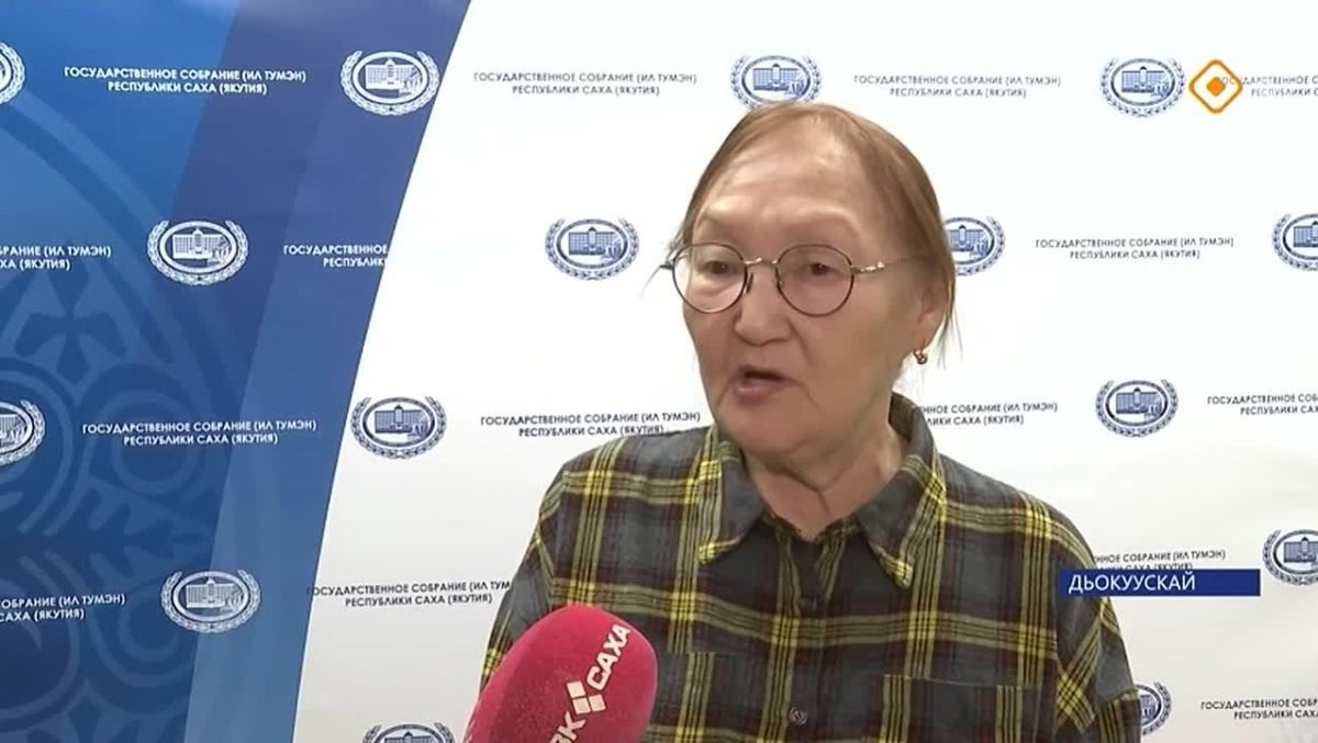 Ил Тмээ Ньурба улууун бэрэстэбиитэллэрэ Россия Геройун Александр Находкины кытта исти-иирэх крсгэ атах тэпсэн олорон кэпсэттилэр