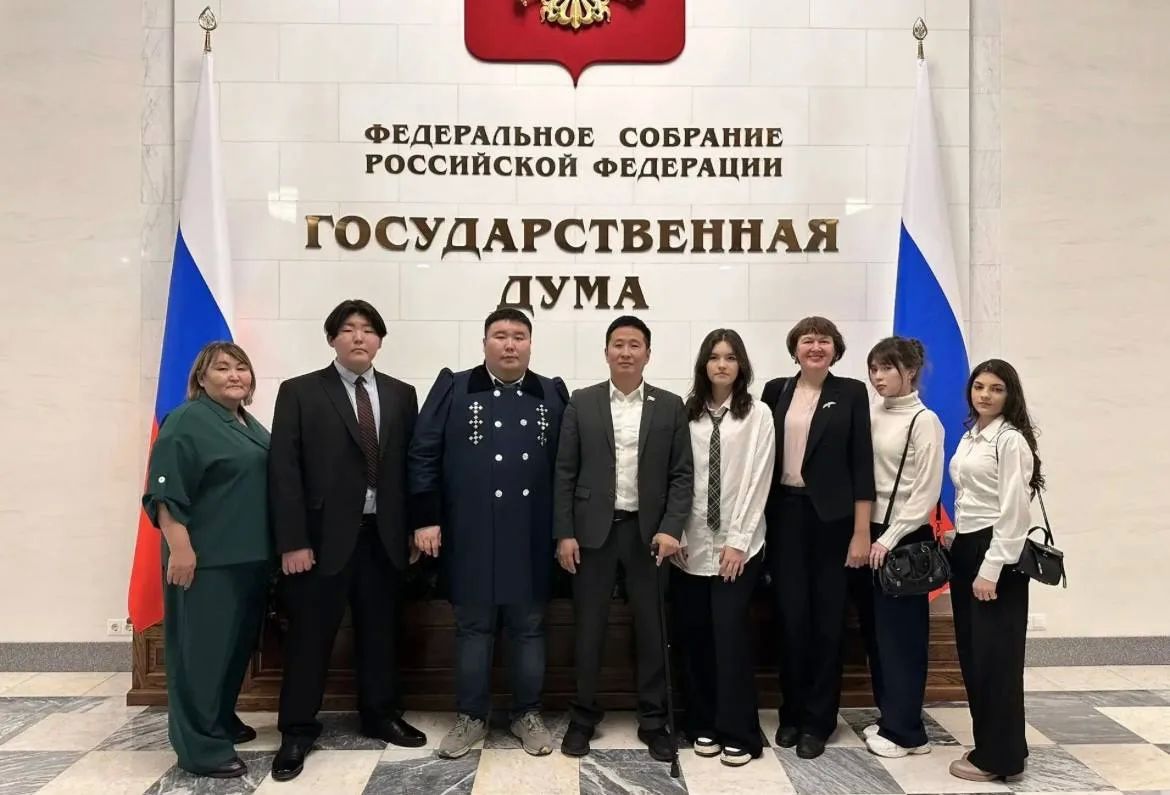 Избранный осенью депутатом Госдумы по одномандатному округу Петр Шамаев уже водит по зданию парламента на Охотному ряду экскурсии для якутян Избранный осенью депутатом Госдумы по одномандатному округу Петр Шамаев уже водит по зданию парламента на Охотному ряду экскурсии для якутян