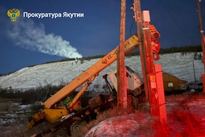 Автокран наехал на столб и оставил часть Якутска без света