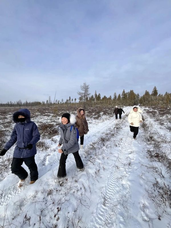 Каникулы с пользой!. В период школьных каникул учащиеся 5 «В» класса национальной гимназии «Айыы Кыата» вместе с родителями побывали на особо охраняемой природной территории — в ресурсном резервате «Кэнкэмэ» Каникулы с пользой!. В период школьных каникул учащиеся 5 «В» класса национальной гимназии «Айыы Кыата» вместе с родителями побывали на особо охраняемой природной территории — в ресурсном резервате «Кэнкэмэ»