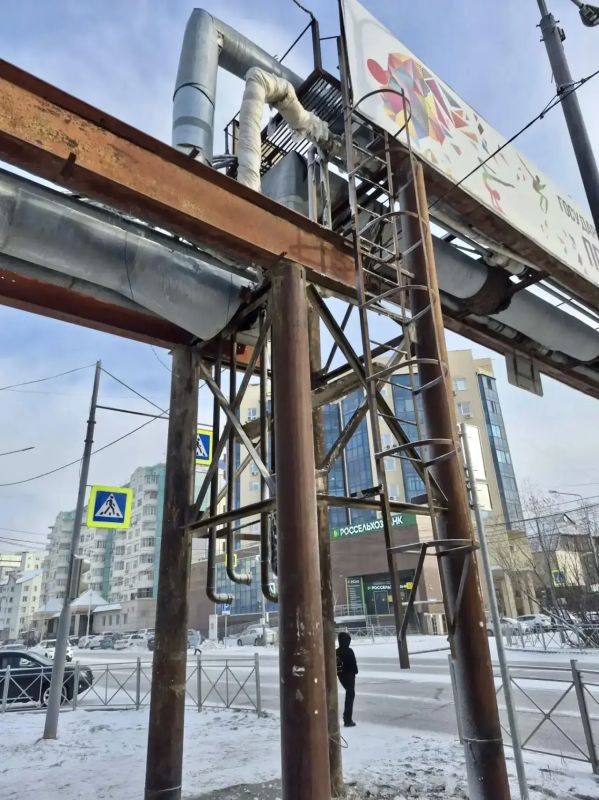 В Якутске устранена течь на компенсаторе, расположенном над проезжей частью дорожного полотна улицы Пояркова В Якутске устранена течь на компенсаторе, расположенном над проезжей частью дорожного полотна улицы Пояркова