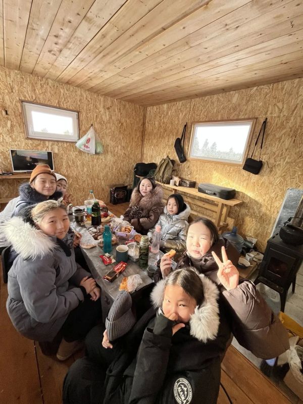Каникулы с пользой!. В период школьных каникул учащиеся 5 «В» класса национальной гимназии «Айыы Кыата» вместе с родителями побывали на особо охраняемой природной территории — в ресурсном резервате «Кэнкэмэ» Каникулы с пользой!. В период школьных каникул учащиеся 5 «В» класса национальной гимназии «Айыы Кыата» вместе с родителями побывали на особо охраняемой природной территории — в ресурсном резервате «Кэнкэмэ»