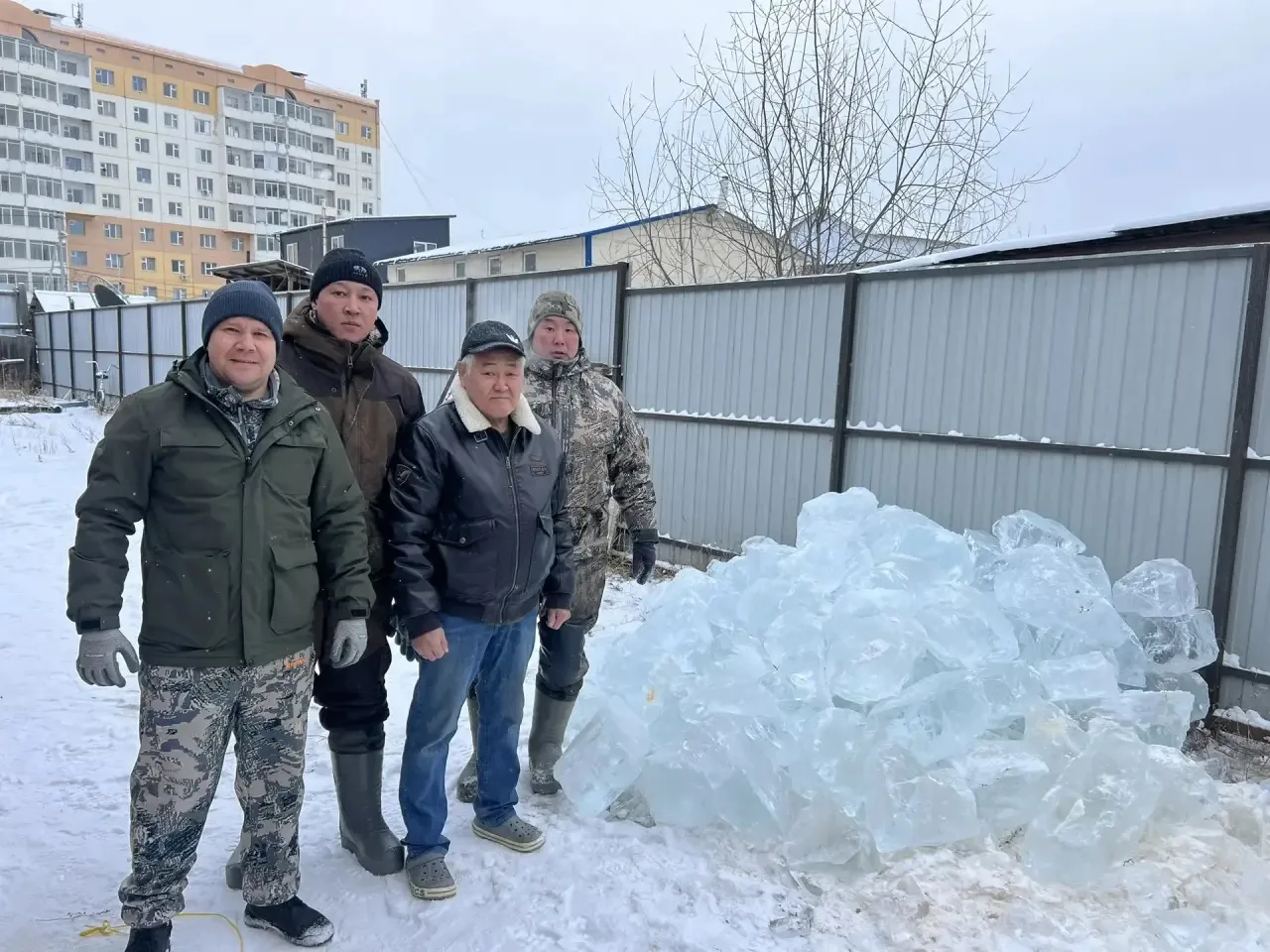 Управа Строительного округа приняла участие в общегородском субботнике по заготовке льда для семей участников СВО