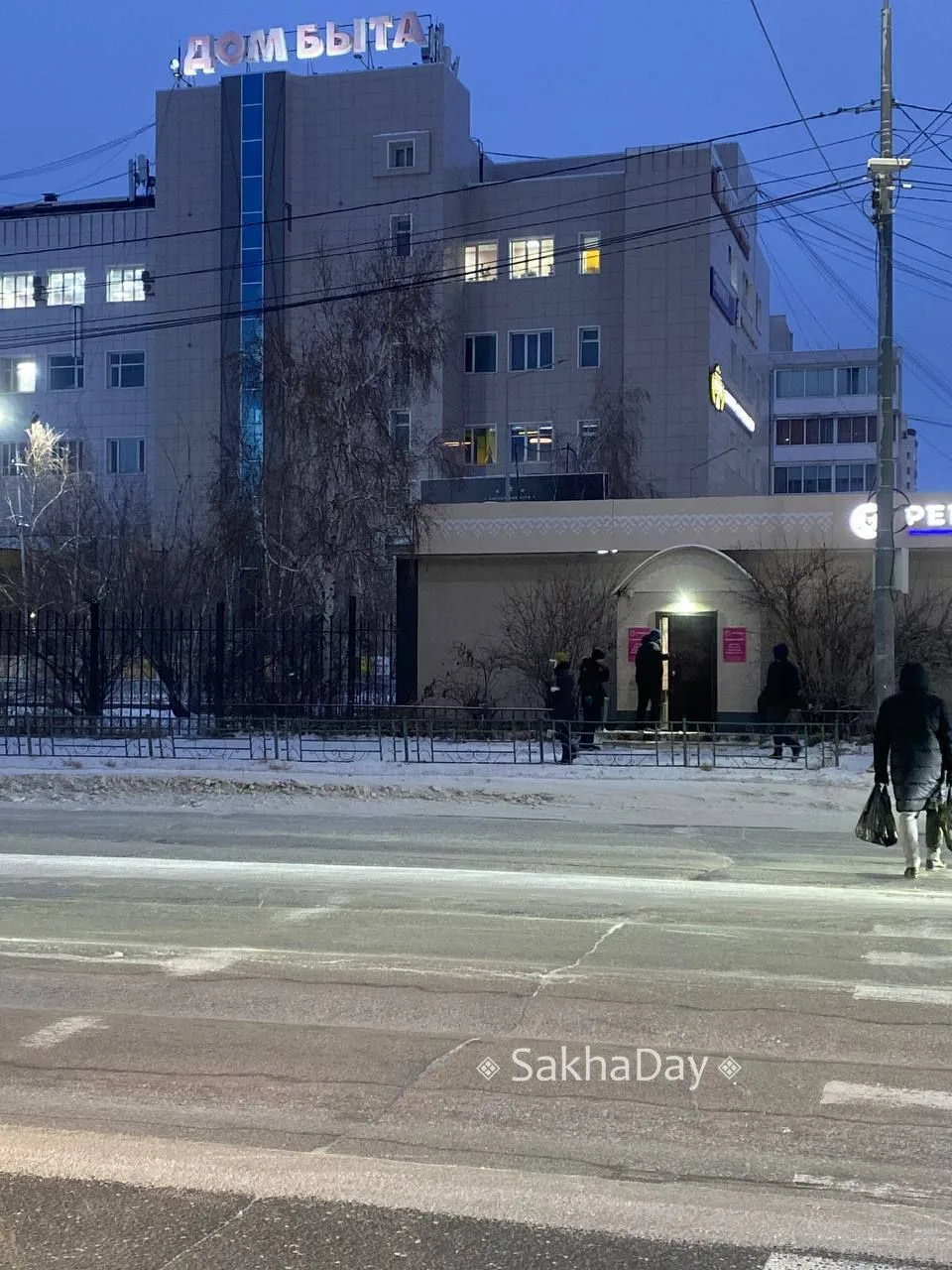 #пишут Сегодня в промежутке 16:15-16:30 на перекрестке у Золотой башни, со стороны ДК Кулаковского вылетела белая машина на встречную полосу на свой красный свет