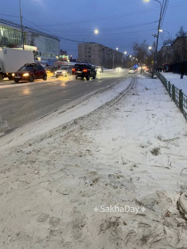 #пишут Сегодня в промежутке 16:15-16:30 на перекрестке у Золотой башни, со стороны ДК Кулаковского вылетела белая машина на встречную полосу на свой красный свет #пишут Сегодня в промежутке 16:15-16:30 на перекрестке у Золотой башни, со стороны ДК Кулаковского вылетела белая машина на встречную полосу на свой красный свет